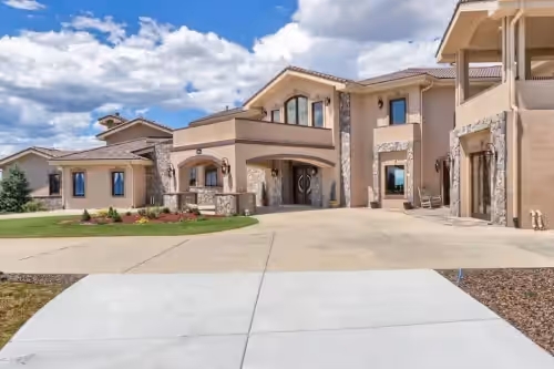 Luxury Mansion Retreat, Sleeps 16+ ,Panoramic VIEWS 36 Acre Land .in the city .