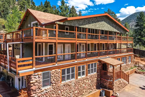 Refurbished Historic Green Mountain Falls Lodge
