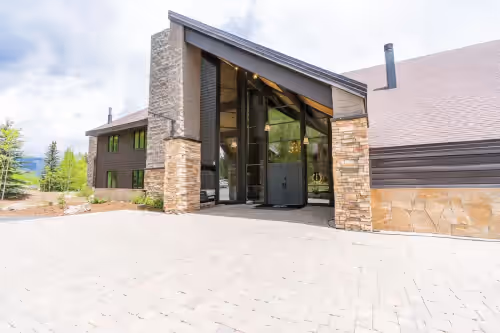The Black Diamond Lodge - Sleeps 42 - Hot Tubs + Mountain Views