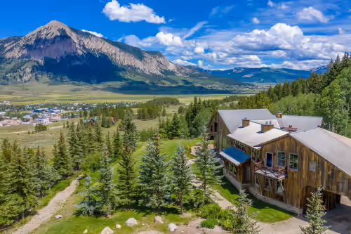 Sleeps 23, 8 BR w/ full bath, majestic views on 35 acres, walk to town