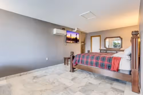 Huge Lake House Feet From The Water 9Bedrooms 10Beds: 4Full Bath 3Full Kitchens