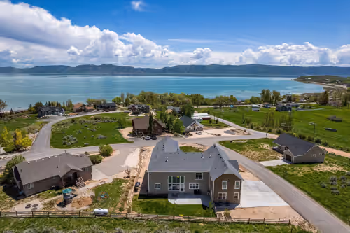 The Carriage House @ Bear Lake -Newly Built - SLEEPS 45 PLUS! Great Location